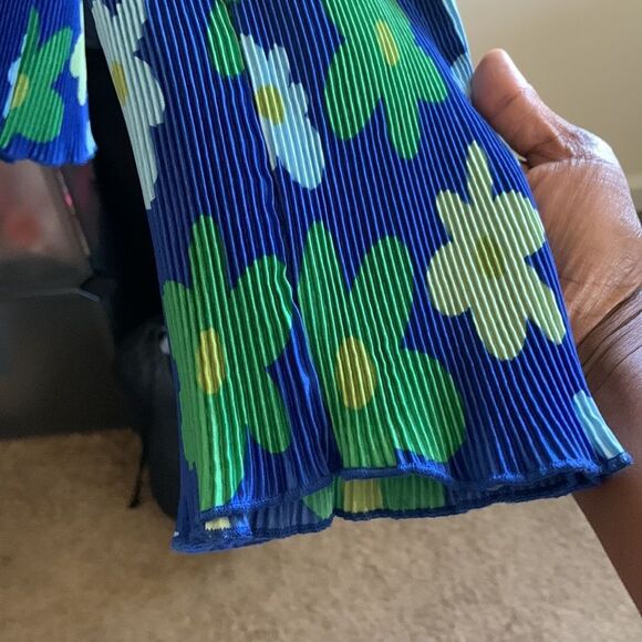 Target Blue and Green Floral Blouse - Picture 5 of 7